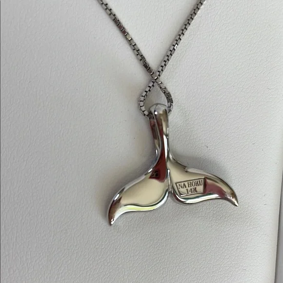 Na Hoku 14k White Gold, Abalone, and Diamond Whale Tail Pendant Necklace - Picture 4 of 4